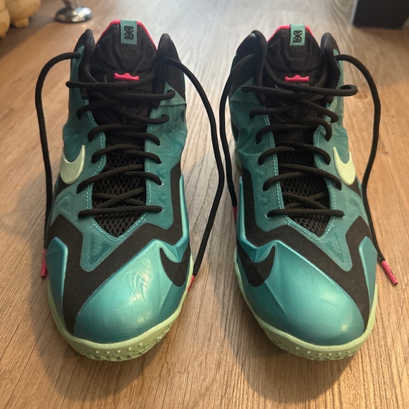 LeBron James Nike South Beach Sneaker - Picture 1 of 4